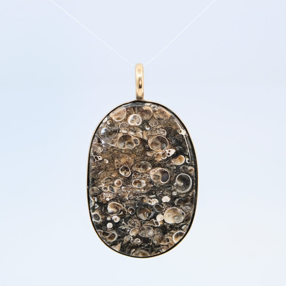 
                      
                        Agate large pendant in 18ct Yellow Gold
                      
                    