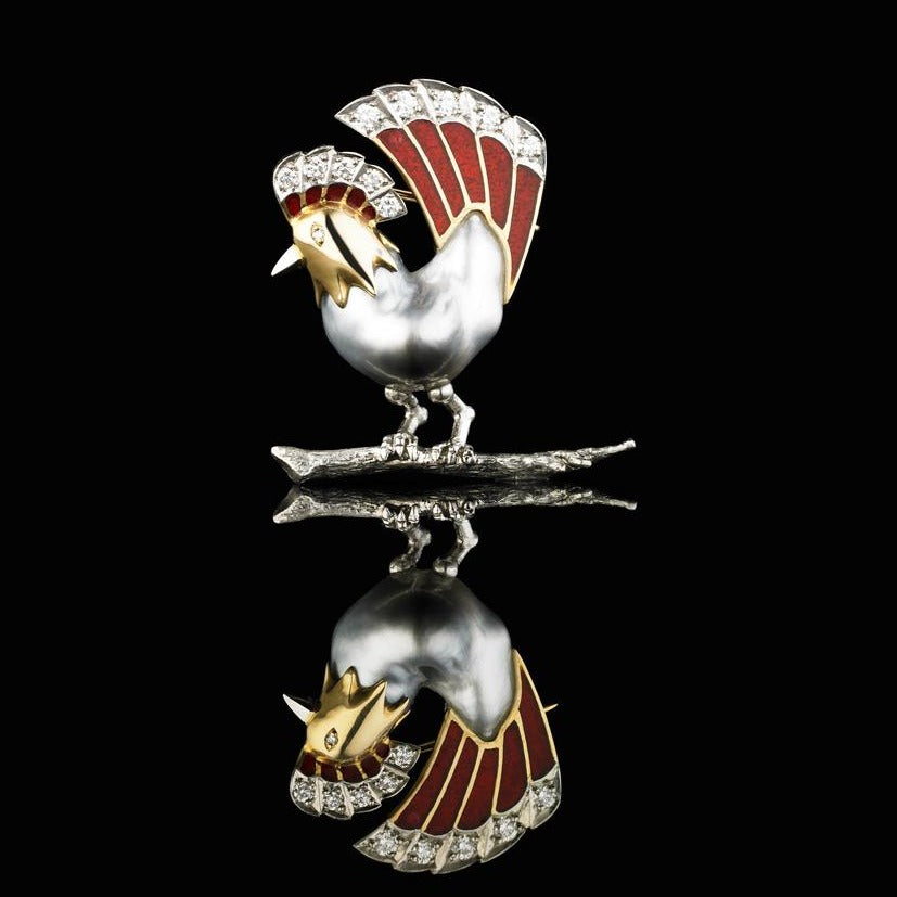 A BUNDA Cultured Tahitian Keshi pearl and enamel rooster brooch in 18-carat yellow gold and platinum, set with round brilliant cut diamonds and a grey baroque shaped Tahitian Keshi pearl of clean skin and excellent lustre with silver tones.  Characteristics of diamonds: 11 = 0.28ct, F-G/VS  Total weight: 10.59g