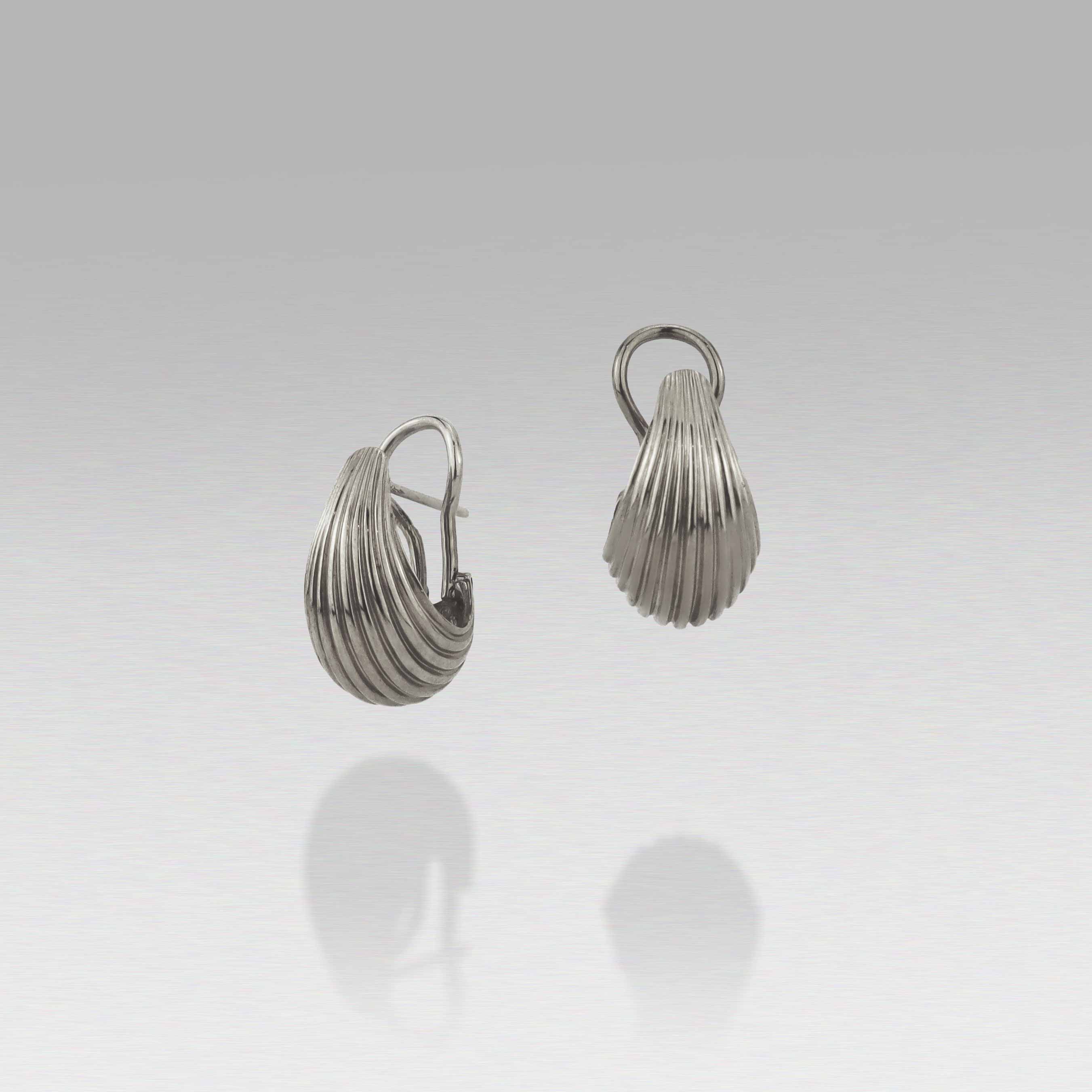 These classically designed Bundova earring are nothing short of stunning. Their vintage style and elegant design has made these earrings a hallmark in the BUNDA collection. With a clip and post back they will be not only one of your most stunning pair of earrings but also your most comfortable, in every occasion.  Currently available in 9ct yellow gold and sterling silver. Can make to order in 9ct and 18ct rose/white/yellow gold.
