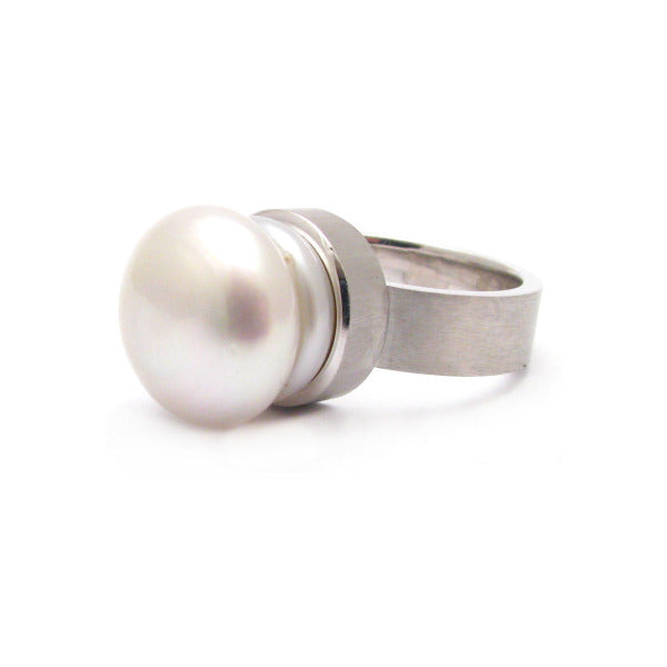 A BUNDA 'Corvus' Cultured pearl ring in sterling silver, featuring a circlee South Sea pearl.  The pearl measures approximately 14.15mm in diameter, is white in colour with an excellent lustre.  Total weight: 11.53 grams.